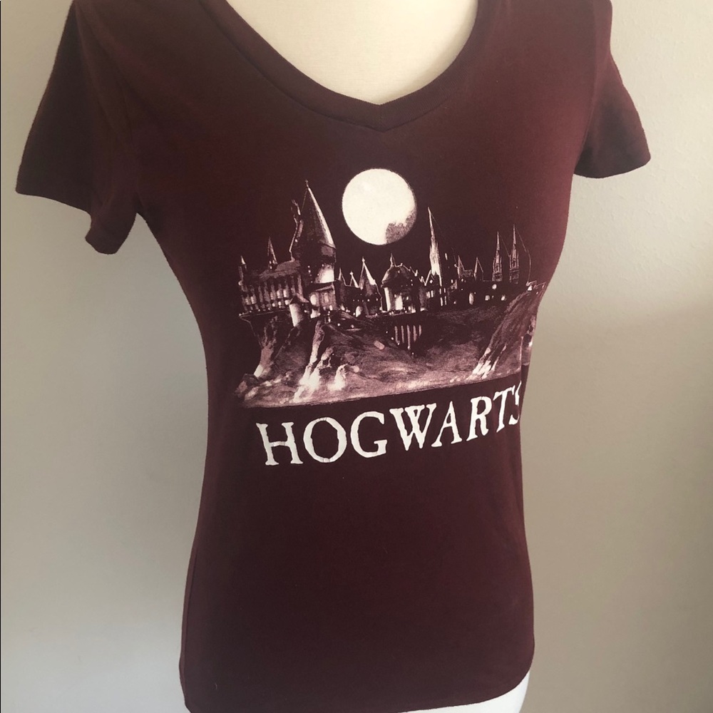 Harry Potter Hogwarts Tee. Maroon. Size M